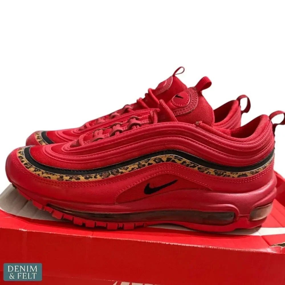 Nike colorway 	•	style